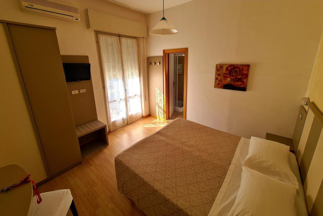 רימיני Hotel Camelia מראה חיצוני תמונה